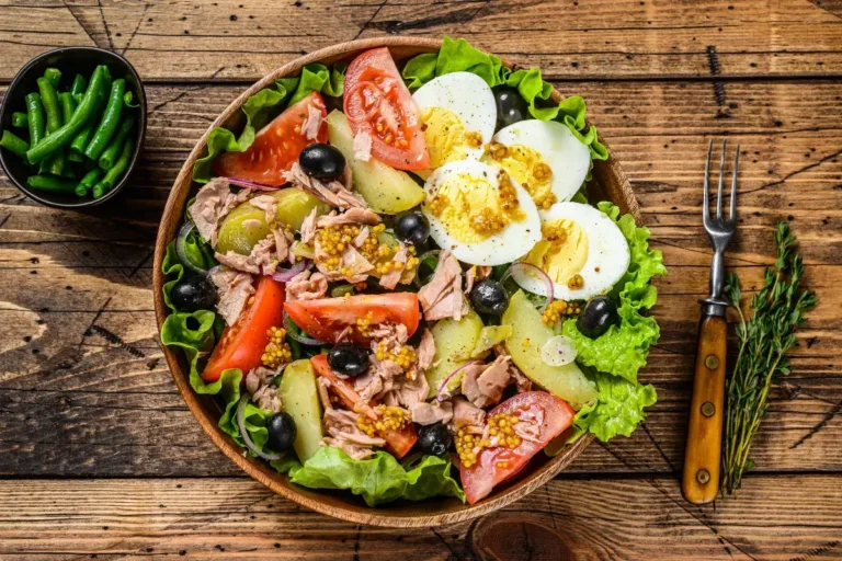 Cover picture with a Nicoise salad, full of tuna, green beans, olives and hard-boiled eggs